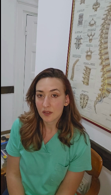 U ordinaciji fizioptera terapeut govori o spiralnoj stabilizaciji