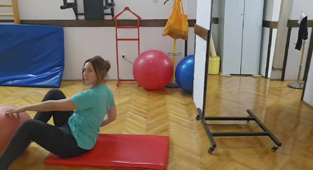 Fizioterapeutkinja pokazuje vežbe u sali za fizioterapiju.